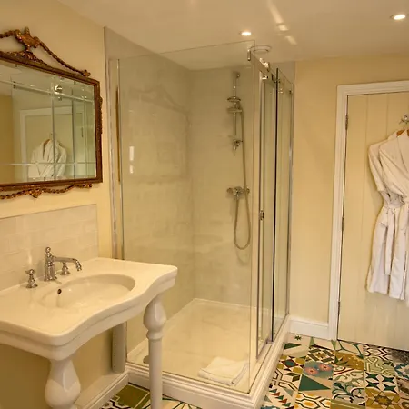 Han/Misafirhane Queen's Head *